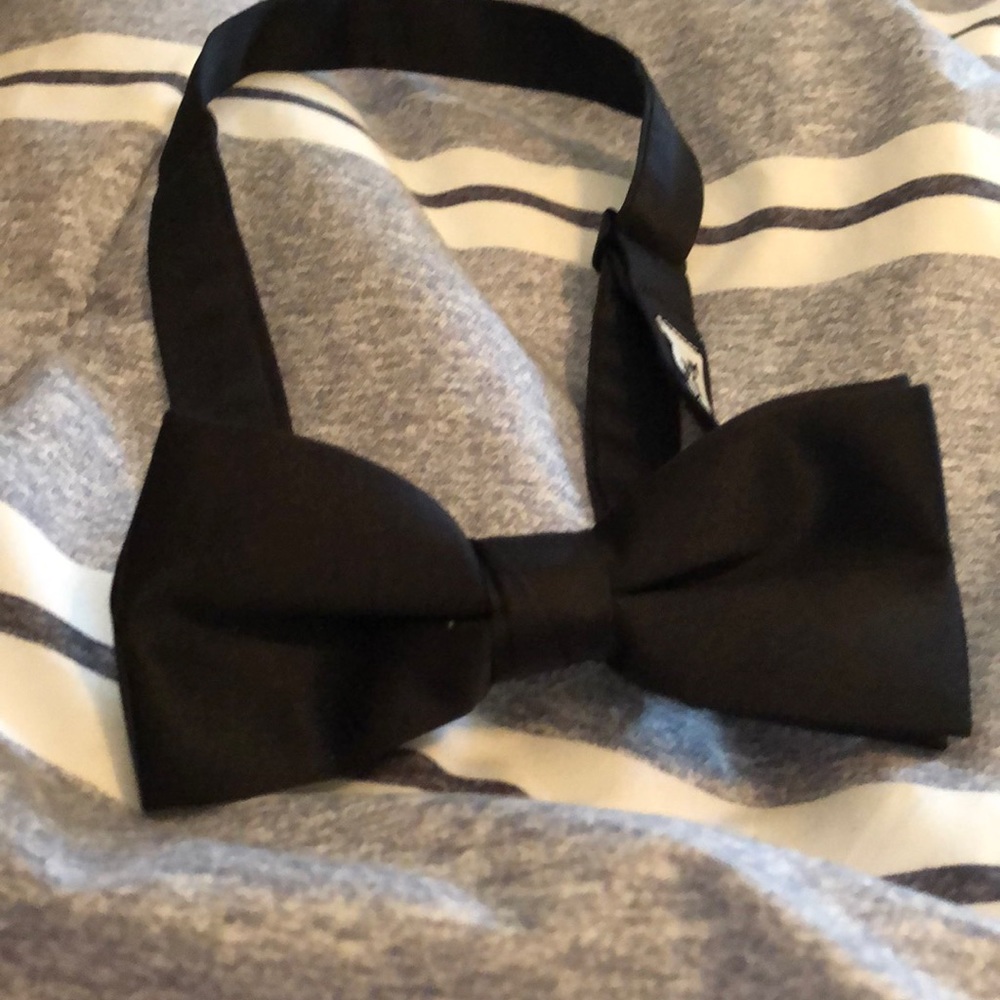 I am selling a black bow tie